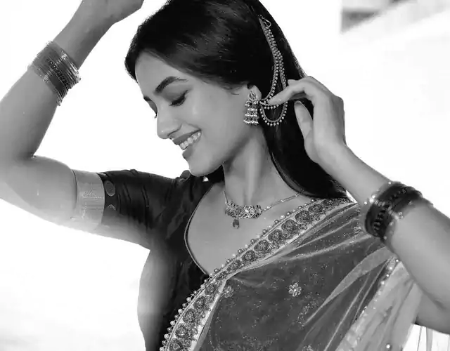 Bhagyashri Borse Stuns in Timeless Traditional Elegance